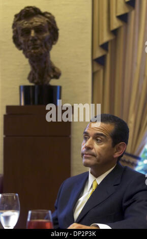 9. Juni 2006; Sacramento, Kalifornien, USA; Nach zwei Tagen des Lobbyismus in Sacramento Los Angeles Bürgermeister ANTONIO VILLARAIGOSA angekündigt, dass er einen Kompromiss zwischen der Lehrergewerkschaft und Gesetzgeber, die ihm, einige aber nicht alle Macht über die unruhigen Los Angeles Unified School District geben würde erreicht hatte.  Obligatorische Credit: Foto von Anne Chadwick Williams/Sacramento Bee/ZUMA Press. (©) Co Stockfoto