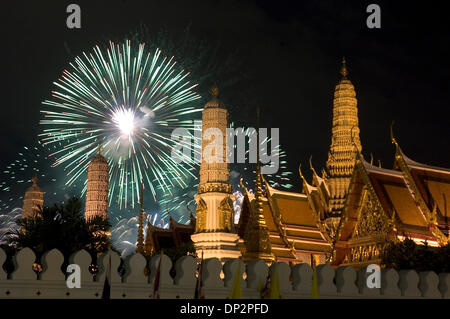 10. Juni 2006; Bangkok, THAILAND; Feuerwerk explodieren im Rahmen der Feierlichkeiten anlässlich des sechzigsten Jahrestags seiner Majestät, der König von Thailand Thronbesteigung über dem Grand Palace. Bangkok am 10. Juni 2006 verbindliche Credit: Foto von Ian Buswell/ZUMA Press. (©) Copyright 2006 by Ian Buswell Stockfoto