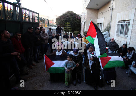 Jerusalem, Jerusalem, Palästina. 7. Januar 2014. Palästinensische Demonstranten nehmen Teil in einem Sit-in Zelt zur Unterstützung der palästinensischen Flüchtlinge im Flüchtlingslager Jarmuk in Syrien vor dem Büro des Roten Kreuzes in Jerusalem belagert 7. Januar 2014 Credit: Saeed Qaq/APA Images/ZUMAPRESS.com/Alamy Live News Stockfoto