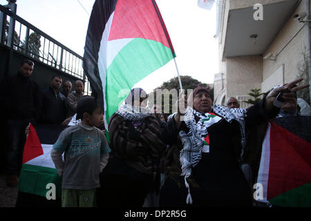 Jerusalem, Jerusalem, Palästina. 7. Januar 2014. Palästinensische Demonstranten nehmen Teil in einem Sit-in Zelt zur Unterstützung der palästinensischen Flüchtlinge im Flüchtlingslager Jarmuk in Syrien vor dem Büro des Roten Kreuzes in Jerusalem belagert 7. Januar 2014 Credit: Saeed Qaq/APA Images/ZUMAPRESS.com/Alamy Live News Stockfoto