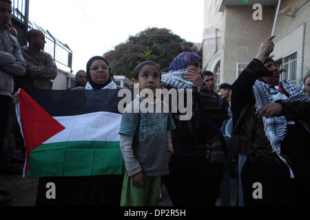 Jerusalem, Jerusalem, Palästina. 7. Januar 2014. Palästinensische Demonstranten nehmen Teil in einem Sit-in Zelt zur Unterstützung der palästinensischen Flüchtlinge im Flüchtlingslager Jarmuk in Syrien vor dem Büro des Roten Kreuzes in Jerusalem belagert 7. Januar 2014 Credit: Saeed Qaq/APA Images/ZUMAPRESS.com/Alamy Live News Stockfoto