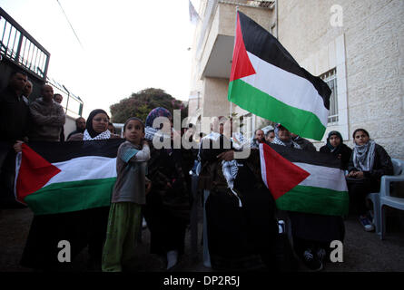 Jerusalem, Jerusalem, Palästina. 7. Januar 2014. Palästinensische Demonstranten nehmen Teil in einem Sit-in Zelt zur Unterstützung der palästinensischen Flüchtlinge im Flüchtlingslager Jarmuk in Syrien vor dem Büro des Roten Kreuzes in Jerusalem belagert 7. Januar 2014 Credit: Saeed Qaq/APA Images/ZUMAPRESS.com/Alamy Live News Stockfoto