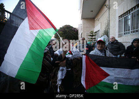 Jerusalem, Jerusalem, Palästina. 7. Januar 2014. Palästinensische Demonstranten nehmen Teil in einem Sit-in Zelt zur Unterstützung der palästinensischen Flüchtlinge im Flüchtlingslager Jarmuk in Syrien vor dem Büro des Roten Kreuzes in Jerusalem belagert 7. Januar 2014 Credit: Saeed Qaq/APA Images/ZUMAPRESS.com/Alamy Live News Stockfoto