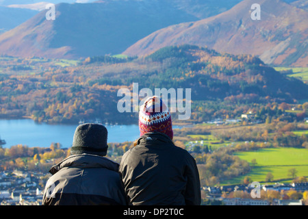 Junges Paar der Wanderer in der Ansicht über Derwent Water in den Lake District National Park. Stockfoto