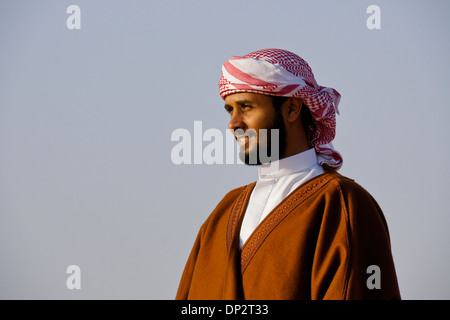 Arabische Mann in traditioneller Kleidung, Abu Dhabi, Vereinigte Arabische Emirate Stockfoto