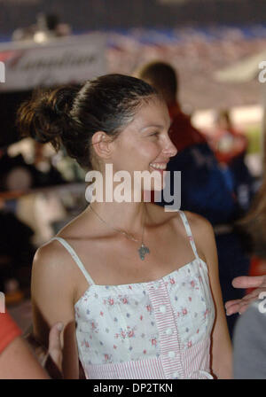 10. Juni 2006; Fort Worth, TX, USA; Schauspielerin ASHLEY JUDD unterstützt ihren Mann Dario Franchitti auf dem Texas Motor Speedway während des Bombardier Learjet 500-Rennens. Obligatorische Credit: Foto von Michael Preston/ZUMA Press. (©) Copyright 2006 von Michael Preston Stockfoto