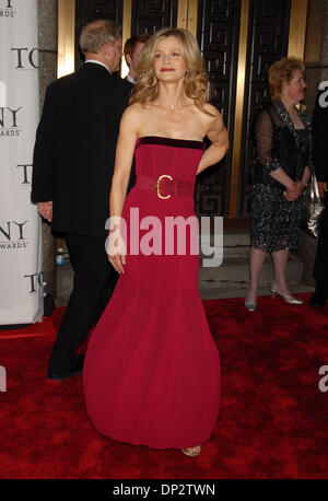 11. Juni 2006; New York, NY, USA;  KYRA SEDGWICK bei der 60. Annual Tony Awards stattfand legen bei Radio City Music Hall obligatorisch Credit: Foto von Dan Herrick/ZUMA KPA. (©) Copyright 2006 von Dan Herrick Stockfoto