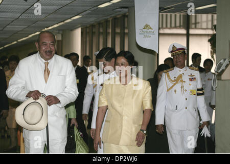 11. Juni 2006; Bangkok, THAILAND; Seine königliche Hoheit Kronprinz Tupouto'a von Tonga wird durch ihre Königliche Hoheit Prinzessin Sirindorn von Thailand begrüßt, als er am Flughafen Bangkok Militär beizutreten 60. Jubiläum des Königs von Thailand kommt. Königliche Gäste aus 25 Nationen werden erwartet in Bangkok zum 60. Geburtstag seiner Majestät König Bumibol Adulyadej auf den Thron-Feierlichkeiten Stockfoto