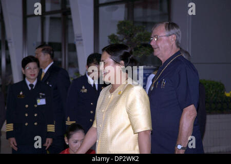 11. Juni 2006; Bangkok, THAILAND; Seine königliche Hoheit Prinz Henrik ist liefen durch die Tochter des Königs, 51-j hrige ihre Königliche Hoheit Prinzessin Sirindorn, als er am Flughafen Bangkok Militär beizutreten 60. Jubiläum des Königs von Thailand kommt. Königliche Gäste aus 25 Nationen werden erwartet in Bangkok für seine Majestät König Bumibol Adulyadej 60. Jahrestag auf dem Thron gesellschaftliche Stockfoto