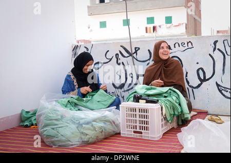 Ägypten, BILBEIS: Viele junge Frauen arbeiten in Naturetex Fabrik in SEKEM. Oft halten sie arbeiten, wenn sie heiraten. Stockfoto