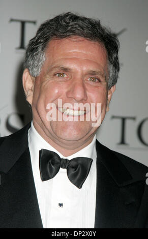 11. Juni 2006; New York, NY, USA; LES MOONVES bei der Ankunft für die 60. Annual Tony Awards statt in der Radio City Music Hall. Obligatorische Credit: Foto von Nancy Kaszerman/ZUMA Press. (©) Copyright 2006 von Nancy Kaszerman Stockfoto