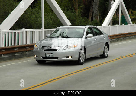 12. Juni 2006; Los Angeles, Kalifornien, USA; 2007 Toyota Camry. Toyota hat das scheinbar unmögliche getan, durch die bereits hervorragenden Camry, das meistverkaufte Mittelklasse-Limousine für den letzten Jahren verbessert.  Toyota Designer und Ingenieure haben verfeinert das Styling, erhöht die Kraft und Leistung, dann arbeitete auf der Innenseite, so dass es geräumiger, bequemer und sicherer. Die voll Stockfoto