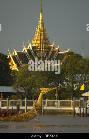 12. Juni 2006; Bangkok, THAILAND; Die Royal Barges parade am Chao-Phraya-Fluss vor dem Grand Palace für ein Publikum von Monarchen und Royal Vertretern aus 25 Nationen, die den König und die Königin von Thailand zur Feier seiner Majestät König Bhumibol Adulyadej von Thailand 60. Jahr auf dem Thron beigetreten sind. Die Royal Barge-Prozession ist eine Royal-Tradition, die auf zurückgeht Stockfoto