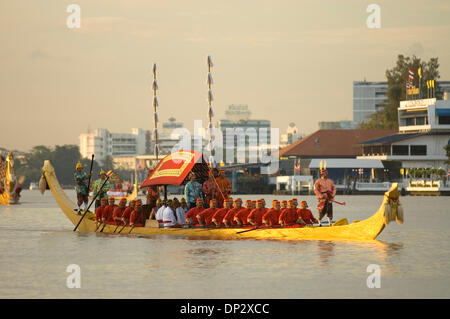 12. Juni 2006; Bangkok, THAILAND; Die Royal Barges parade am Chao-Phraya-Fluss vor dem Grand Palace für ein Publikum von Monarchen und Royal Vertretern aus 25 Nationen, die den König und die Königin von Thailand zur Feier seiner Majestät König Bhumibol Adulyadej von Thailand 60. Jahr auf dem Thron beigetreten sind. Die Royal Barge-Prozession ist eine Royal-Tradition, die auf zurückgeht Stockfoto