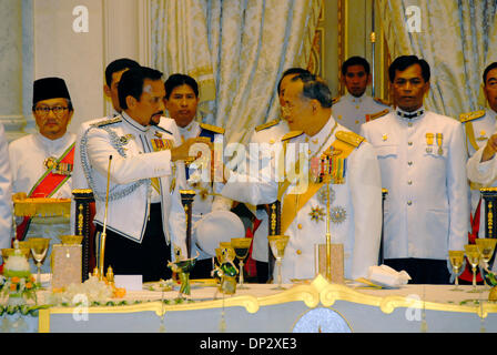 12. Juni 2006; Bangkok, THAILAND; Thailand war Gastgeber ausländische Monarchen und Royal Vertreter Fron 25 verschiedenen Nationen zu feiern und Zeremonien, die viel Tribuute zollen geliebt und respektiert seine königliche Hoheit König Bumibol Adulyadel von Thailand. Das Bankett wurde am Chakri Thronsaal zu feiern 60. Jahr der siamesische König auf dem Thron, der Grand Palace, Bangkok statt. Im Bild: HM Stockfoto