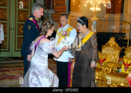 12. Juni 2006; Bangkok, THAILAND; Thailand war Gastgeber ausländische Monarchen und Royal Vertreter Fron 25 verschiedenen Nationen zu feiern und Zeremonien, die viel Tribuute zollen geliebt und respektiert seine königliche Hoheit König Bumibol Adulyadel von Thailand. Das Bankett wurde am Chakri Thronsaal zu feiern 60. Jahr der siamesische König auf dem Thron, der Grand Palace, Bangkok statt. Im Bild: seine königliche Hoheit Stockfoto