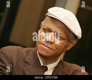 13. Juni 2006; New York, NY, USA; Jazz-Pianist MCCOY TYNER des Vortrags für das neue Buch "The House, die" Trane gebaut: The Story of Impulse Records statt bei Barnes and Noble Lincoln Square. Obligatorische Credit: Foto von Nancy Kaszerman/ZUMA Press. (©) Copyright 2006 von Nancy Kaszerman Stockfoto