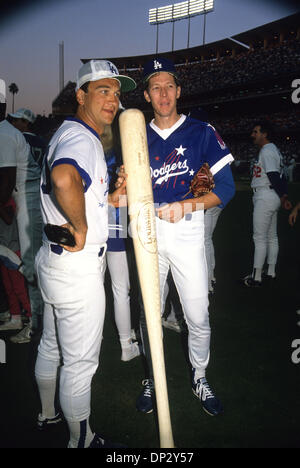 13. Juni 2006; Los Angeles, Kalifornien, USA; JAMES BELUSHI im Dodger Stadium mit Orel Hershiser. (Unbekannter Datum) Obligatorische Credit: Foto von Kathy Hutchins/ZUMA Press. (©) Copyright 2006 von Kathy Hutchins Stockfoto