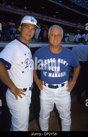 13. Juni 2006; Los Angeles, Kalifornien, USA; JAMES BELUSHI im Dodger Stadium mit Tommy Lasorda. (Unbekanntes Datum) Obligatorische Credit: Foto von Kathy Hutchins/ZUMA Press. (©) Copyright 2006 von Kathy Hutchins Stockfoto