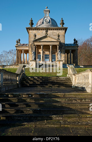 Tempel des Anwesen Four Winds Castle Howard (entworfen von Sir John Vanbrugh) im Winter in der Nähe von Malton North Yorkshire England Großbritannien Stockfoto