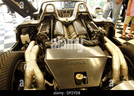 14. Juni 2006; Los Angeles, Kalifornien, USA; Exotische Autohändler Mark Johnston präsentiert Mercedes-Benz AMG CLK-GTR Roadster während einer Pressekonferenz, Einreichung einer Klage gegen ein führender Automobilhersteller und verbundenen Unternehmen über angebliche Nichtbeachtung Erstattung Kaufpreis in Höhe von $ 1,7 Millionen Exot bekannt zu geben, die starb nach einer Fahrt von nur 10 Blocks, beim Grand Prix Motors Händler. Das Auto ist eines der am Stockfoto