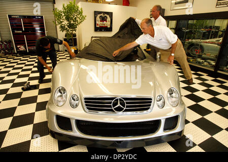 14. Juni 2006; Los Angeles, Kalifornien, USA; Exotische Autohändler Mark Johnston präsentiert Mercedes-Benz AMG CLK-GTR Roadster während einer Pressekonferenz, Einreichung einer Klage gegen ein führender Automobilhersteller und verbundenen Unternehmen über angebliche Nichtbeachtung Erstattung Kaufpreis in Höhe von $ 1,7 Millionen Exot bekannt zu geben, die starb nach einer Fahrt von nur 10 Blocks, beim Grand Prix Motors Händler. Das Auto ist eines der am Stockfoto