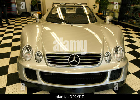 14. Juni 2006; Los Angeles, Kalifornien, USA; Exotische Autohändler Mark Johnston präsentiert Mercedes-Benz AMG CLK-GTR Roadster während einer Pressekonferenz, Einreichung einer Klage gegen ein führender Automobilhersteller und verbundenen Unternehmen über angebliche Nichtbeachtung Erstattung Kaufpreis in Höhe von $ 1,7 Millionen Exot bekannt zu geben, die starb nach einer Fahrt von nur 10 Blocks, beim Grand Prix Motors Händler. Das Auto ist eines der am Stockfoto