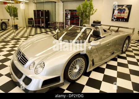 14. Juni 2006; Los Angeles, Kalifornien, USA; Exotische Autohändler Mark Johnston präsentiert Mercedes-Benz AMG CLK-GTR Roadster während einer Pressekonferenz, Einreichung einer Klage gegen ein führender Automobilhersteller und verbundenen Unternehmen über angebliche Nichtbeachtung Erstattung Kaufpreis in Höhe von $ 1,7 Millionen Exot bekannt zu geben, die starb nach einer Fahrt von nur 10 Blocks, beim Grand Prix Motors Händler. Das Auto ist eines der am Stockfoto