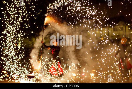 Feuer Zirkus Walkea in Lux Helsinki 2014 Veranstaltung durchführen. Stockfoto