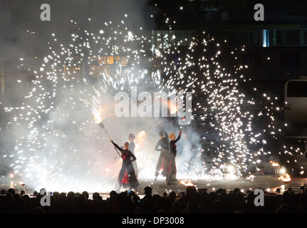 Feuer Zirkus Walkea in Lux Helsinki 2014 Veranstaltung durchführen. Stockfoto