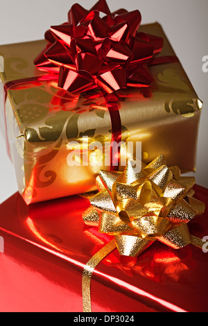 Nahaufnahme der eingepackten Weihnachtsgeschenke Geschenk Geschenke Stockfoto