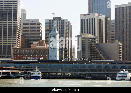 San Francisco Ferry Building am Hafen von San Francisco begrüßt die Passagiere nähert sich der Stadtzentrums vom Meer aus dem Osten. Stockfoto