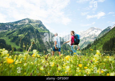 Paar Wandern, Vilsalpsee, Tannheimer Tal, Tirol, Österreich Stockfoto