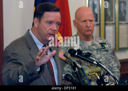 15. Juni 2006; Austin, TX, USA; Assistant Secretary für Landesverteidigung, Paul McHale (links) und National Guard Bureau Chief Lt. General H. Steven Blum sprechen auf einer Pressekonferenz im Texas Militärmuseum Kräfte auf Lager Mabry in Austin Donnerstag, 15. Juni 2006.   Obligatorische Credit: Foto von Tom Reel/San Antonio Express-News/ZUMA Press. (©) Copyright 2006 von San Antonio Express-News Stockfoto