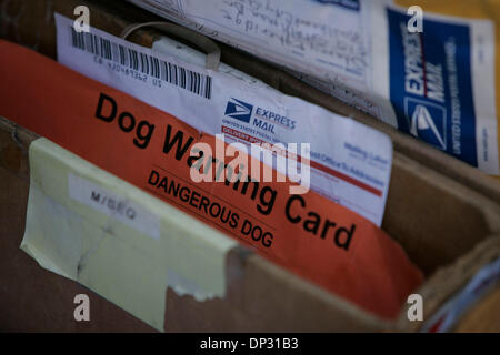 15. Juni 2006; El Cajon, Kalifornien, USA; Briefzusteller DAN WRIGHT, der letztes Jahr von einem Hund auf seiner Route gebissen wurde machte seine Runden in El Cajon am Donnerstag.  Dies ist die Karte, Träger von potentiell gefährlichen Hunden zu beraten.  Obligatorische Credit: Foto von John Gibbins/SDU-T/ZUMA Press. (©) Copyright 2006 by SDU-T Stockfoto