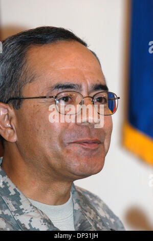 15. Juni 2006; Austin, TX, USA; Generalmajor CHARLES RODRIGUEZ, Adjutant General of Texas Streitkräfte, die Teilnahme an einer Pressekonferenz 0n 'Operation Jump Start"in Austin, Tx. Betrieb Jumpstart die Operation die Nationalgardisten auf der US-mexikanischen Grenze ist zu helfen, die Border Patrol obligatorisch Credit setzen will: Foto von Peter Silva/ZUMA drücken. (©) Copyright 2006 von Peter Si Stockfoto