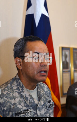 15. Juni 2006; Austin, TX, USA; Generalmajor CHARLES RODRIGUEZ, Adjutant General of Texas Streitkräfte, die Teilnahme an einer Pressekonferenz 0n 'Operation Jump Start"in Austin, Tx. Betrieb Jumpstart die Operation die Nationalgardisten auf der US-mexikanischen Grenze ist zu helfen, die Border Patrol obligatorisch Credit setzen will: Foto von Peter Silva/ZUMA drücken. (©) Copyright 2006 von Peter Si Stockfoto