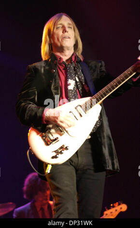 16. Juni 2006; Manchester, TN, USA; Musiker Tom Petty & The Heartbreakers Höchstleistungen live Bonnaroo Musikfestival 2006, die stattfanden in Manchester, TN. Mit mehr als 70.000 Fans in Anwesenheit auf dem 4-Tages-Festival bekommen sie eine Chance, eine Vielzahl von Künstler zu sehen. Obligatorische Credit: Foto von Jason Moore/ZUMA Press. (©) Copyright 2006 von Jason Moore Stockfoto