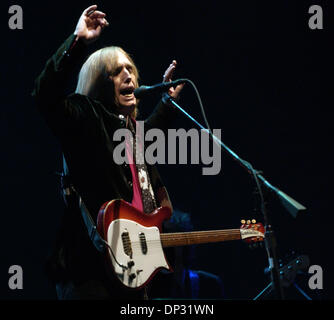 16. Juni 2006; Manchester, TN, USA; Musiker Tom Petty & The Heartbreakers Höchstleistungen live Bonnaroo Musikfestival 2006, die stattfanden in Manchester, TN. Mit mehr als 70.000 Fans in Anwesenheit auf dem 4-Tages-Festival bekommen sie eine Chance, eine Vielzahl von Künstler zu sehen. Obligatorische Credit: Foto von Jason Moore/ZUMA Press. (©) Copyright 2006 von Jason Moore Stockfoto