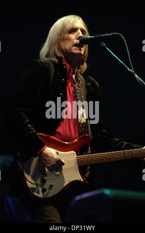 16. Juni 2006; Manchester, TN, USA; Musiker Tom Petty & The Heartbreakers Höchstleistungen live Bonnaroo Musikfestival 2006, die stattfanden in Manchester, TN. Mit mehr als 70.000 Fans in Anwesenheit auf dem 4-Tages-Festival bekommen sie eine Chance, eine Vielzahl von Künstler zu sehen. Obligatorische Credit: Foto von Jason Moore/ZUMA Press. (©) Copyright 2006 von Jason Moore Stockfoto