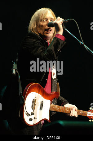 16. Juni 2006; Manchester, TN, USA; Musiker Tom Petty & The Heartbreakers Höchstleistungen live Bonnaroo Musikfestival 2006, die stattfanden in Manchester, TN. Mit mehr als 70.000 Fans in Anwesenheit auf dem 4-Tages-Festival bekommen sie eine Chance, eine Vielzahl von Künstler zu sehen. Obligatorische Credit: Foto von Jason Moore/ZUMA Press. (©) Copyright 2006 von Jason Moore Stockfoto