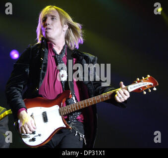 16. Juni 2006; Manchester, TN, USA; Musiker Tom Petty & The Heartbreakers Höchstleistungen live Bonnaroo Musikfestival 2006, die stattfanden in Manchester, TN. Mit mehr als 70.000 Fans in Anwesenheit auf dem 4-Tages-Festival bekommen sie eine Chance, eine Vielzahl von Künstler zu sehen. Obligatorische Credit: Foto von Jason Moore/ZUMA Press. (©) Copyright 2006 von Jason Moore Stockfoto