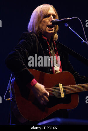 16. Juni 2006; Manchester, TN, USA; Musiker Tom Petty & The Heartbreakers Höchstleistungen live Bonnaroo Musikfestival 2006, die stattfanden in Manchester, TN. Mit mehr als 70.000 Fans in Anwesenheit auf dem 4-Tages-Festival bekommen sie eine Chance, eine Vielzahl von Künstler zu sehen. Obligatorische Credit: Foto von Jason Moore/ZUMA Press. (©) Copyright 2006 von Jason Moore Stockfoto