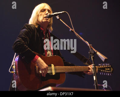 16. Juni 2006; Manchester, TN, USA; Musiker Tom Petty & The Heartbreakers Höchstleistungen live Bonnaroo Musikfestival 2006, die stattfanden in Manchester, TN. Mit mehr als 70.000 Fans in Anwesenheit auf dem 4-Tages-Festival bekommen sie eine Chance, eine Vielzahl von Künstler zu sehen. Obligatorische Credit: Foto von Jason Moore/ZUMA Press. (©) Copyright 2006 von Jason Moore Stockfoto