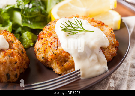 Organischen hausgemachte Crab Cakes mit Zitrone und Remoulade Stockfoto