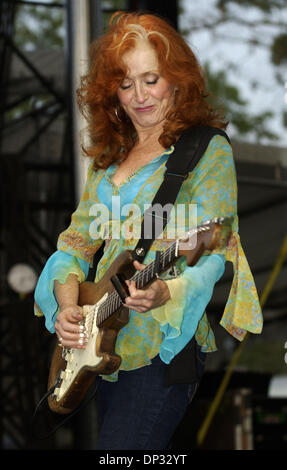 18. Juni 2006; Manchester, TN, USA; Musiker BONNIE RAITT tritt beim 2006 Bonnaroo Music Festival, das in Manchester, TN obligatorisch Credit stattfand: Foto von Jason Moore/ZUMA Press. (©) Copyright 2006 von Jason Moore Stockfoto