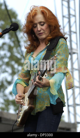 18. Juni 2006; Manchester, TN, USA; Musiker BONNIE RAITT tritt beim 2006 Bonnaroo Music Festival, das in Manchester, TN obligatorisch Credit stattfand: Foto von Jason Moore/ZUMA Press. (©) Copyright 2006 von Jason Moore Stockfoto