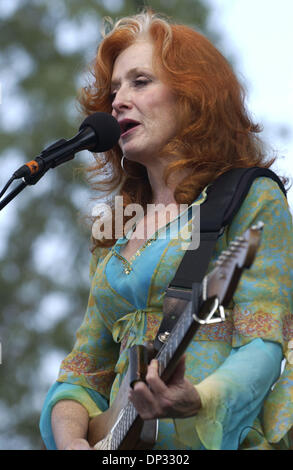 18. Juni 2006; Manchester, TN, USA; Musiker BONNIE RAITT tritt beim 2006 Bonnaroo Music Festival, das in Manchester, TN obligatorisch Credit stattfand: Foto von Jason Moore/ZUMA Press. (©) Copyright 2006 von Jason Moore Stockfoto