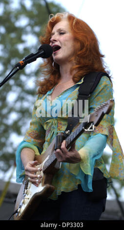 18. Juni 2006; Manchester, TN, USA; Musiker BONNIE RAITT tritt beim 2006 Bonnaroo Music Festival, das in Manchester, TN obligatorisch Credit stattfand: Foto von Jason Moore/ZUMA Press. (©) Copyright 2006 von Jason Moore Stockfoto