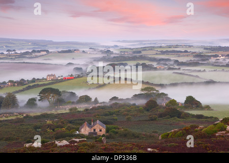 Taschen der Nebel über die kornische Landschaft schweben Stockfoto